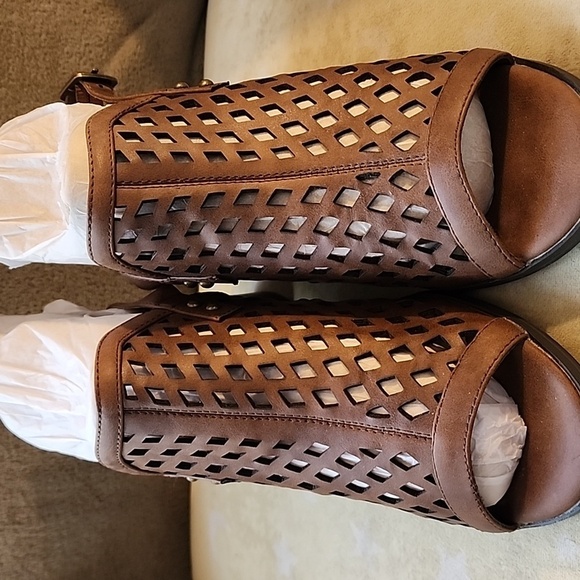 EASY STREET SANDALS Size 8.5 - Picture 4 of 8